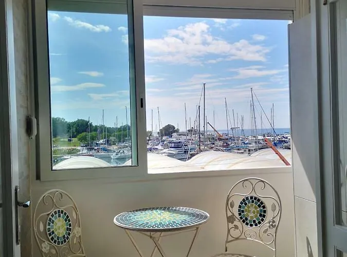 Apartman Lovely Near The With A Sea View